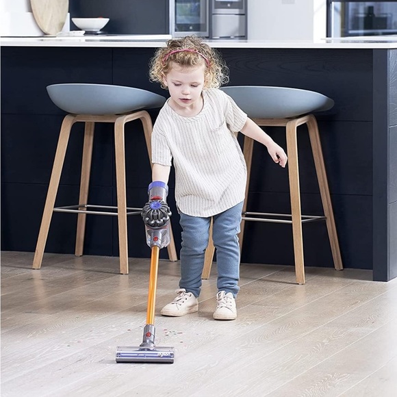 🧹 Casdon // Dyson Cordless Vacuum | Interactive Toy Dyson Vacuum Aged 3+ - Picture 1 of 4